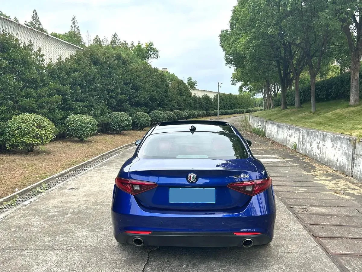 2021 Alfa Romeo Giulia 2.0T 280HP L4 8AT,autocango,china used car exporter,china ev exporter,chinese used car exporter,chinese used ev exporter