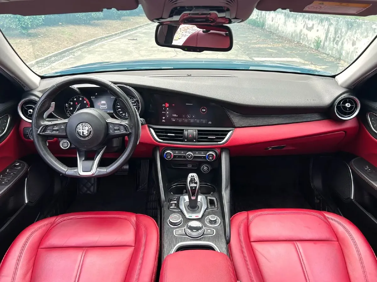 2021 Alfa Romeo Giulia 2.0T 280HP L4 8AT,autocango,china used car exporter,china ev exporter,chinese used car exporter,chinese used ev exporter