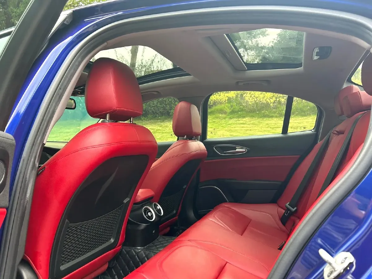 2021 Alfa Romeo Giulia 2.0T 280HP L4 8AT,autocango,china used car exporter,china ev exporter,chinese used car exporter,chinese used ev exporter