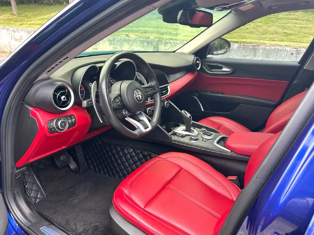 2021 Alfa Romeo Giulia 2.0T 280HP L4 8AT,autocango,china used car exporter,china ev exporter,chinese used car exporter,chinese used ev exporter