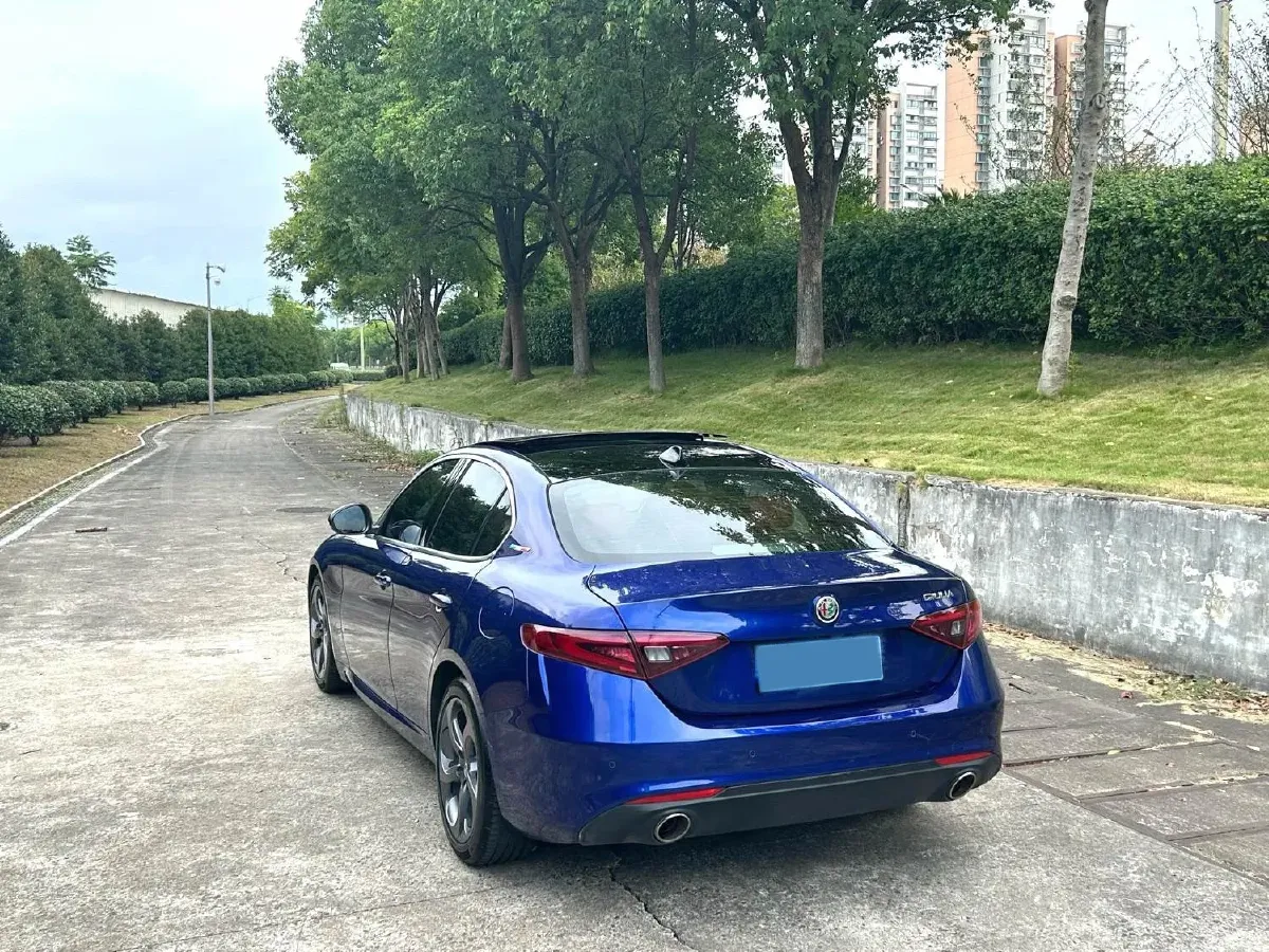 2021 Alfa Romeo Giulia 2.0T 280HP L4 8AT,autocango,china used car exporter,china ev exporter,chinese used car exporter,chinese used ev exporter