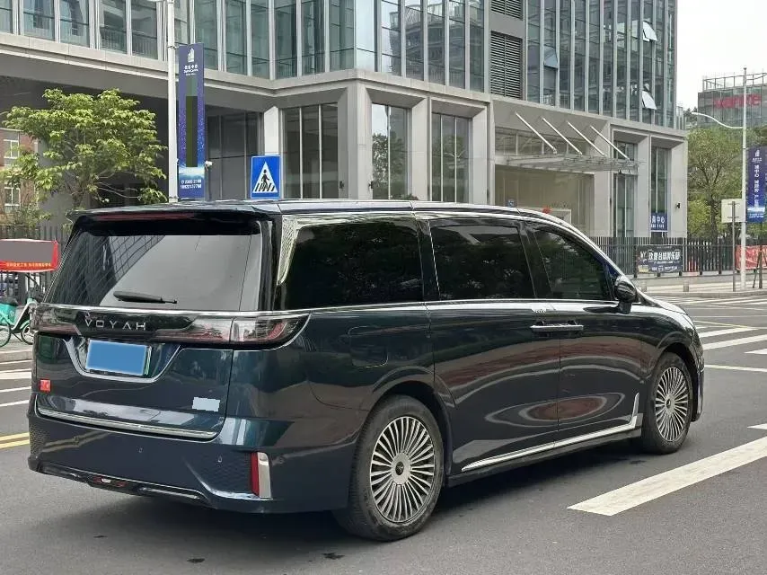 2025 Voyah Dream 1.5T 150HP L4 PHEV 41.7KWH,autocango,china used car exporter,china ev exporter,chinese used car exporter,chinese used ev exporter
