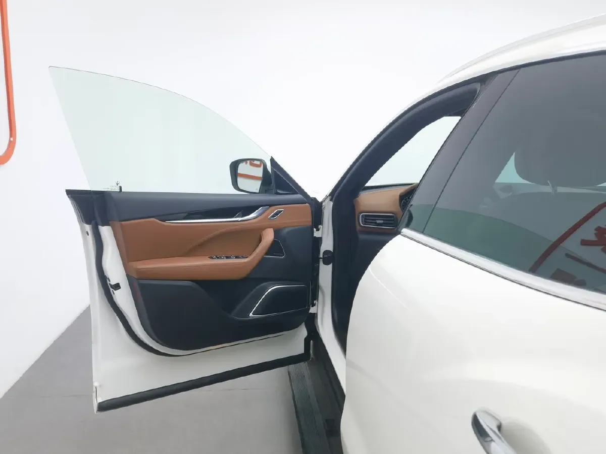 2022 Maserati Levante 2.0T 330HP L4 8AT,autocango,china used car exporter,china ev exporter,chinese used car exporter,chinese used ev exporter