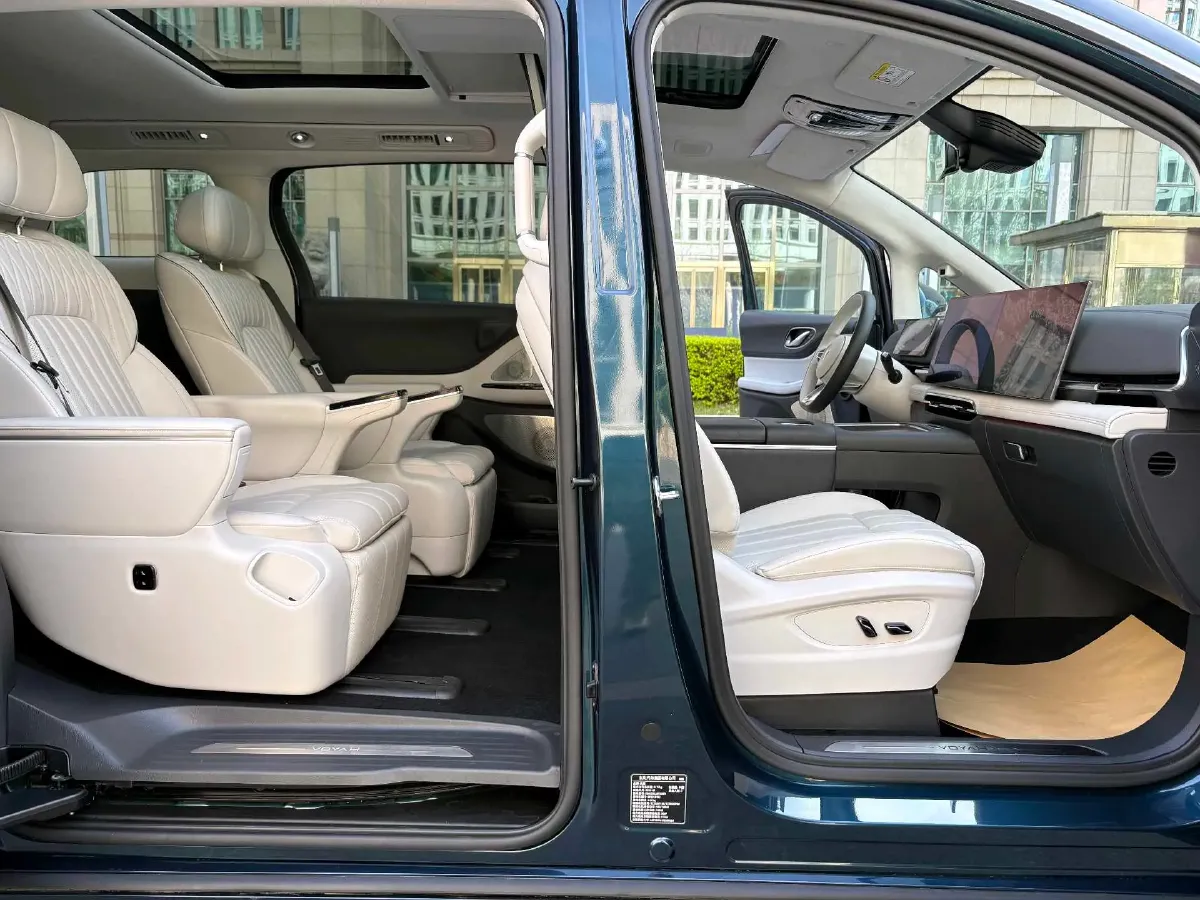 2025 Voyah Dream 1.5T 150HP L4 PHEV 41.7KWH,autocango,china used car exporter,china ev exporter,chinese used car exporter,chinese used ev exporter