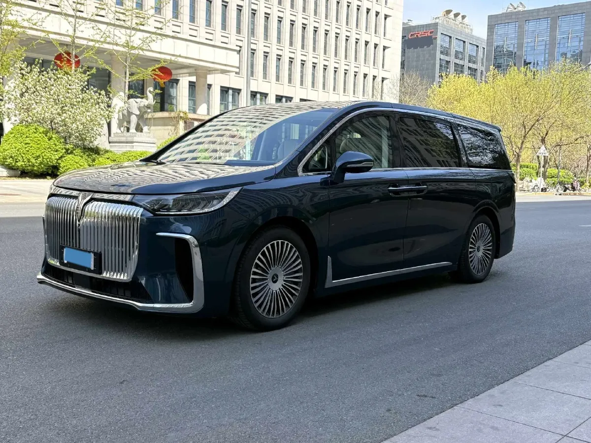 2025 Voyah Dream 1.5T 150HP L4 PHEV 41.7KWH,autocango,china used car exporter,china ev exporter,chinese used car exporter,chinese used ev exporter