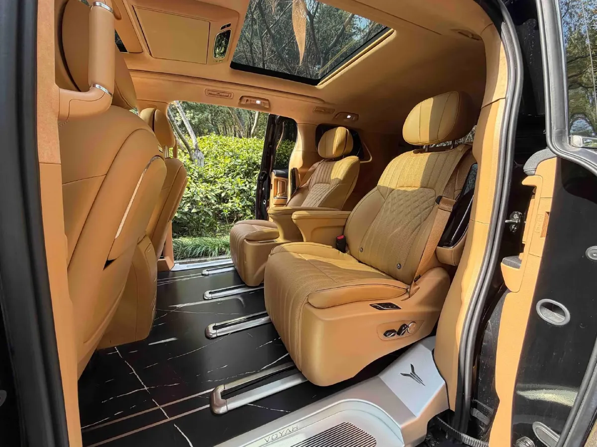 2024 Voyah Dream 1.5T 150HP L4 PHEV 43KWH,autocango,china used car exporter,china ev exporter,chinese used car exporter,chinese used ev exporter