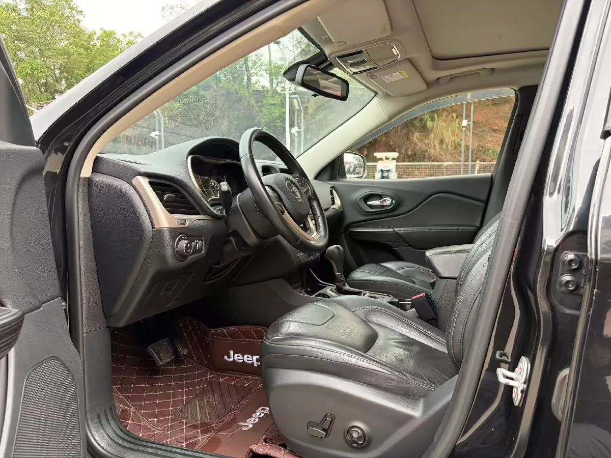 2017 Jeep Cherokee 2.4L 175HP L4 9AT,autocango,china used car exporter,china ev exporter,chinese used car exporter,chinese used ev exporter