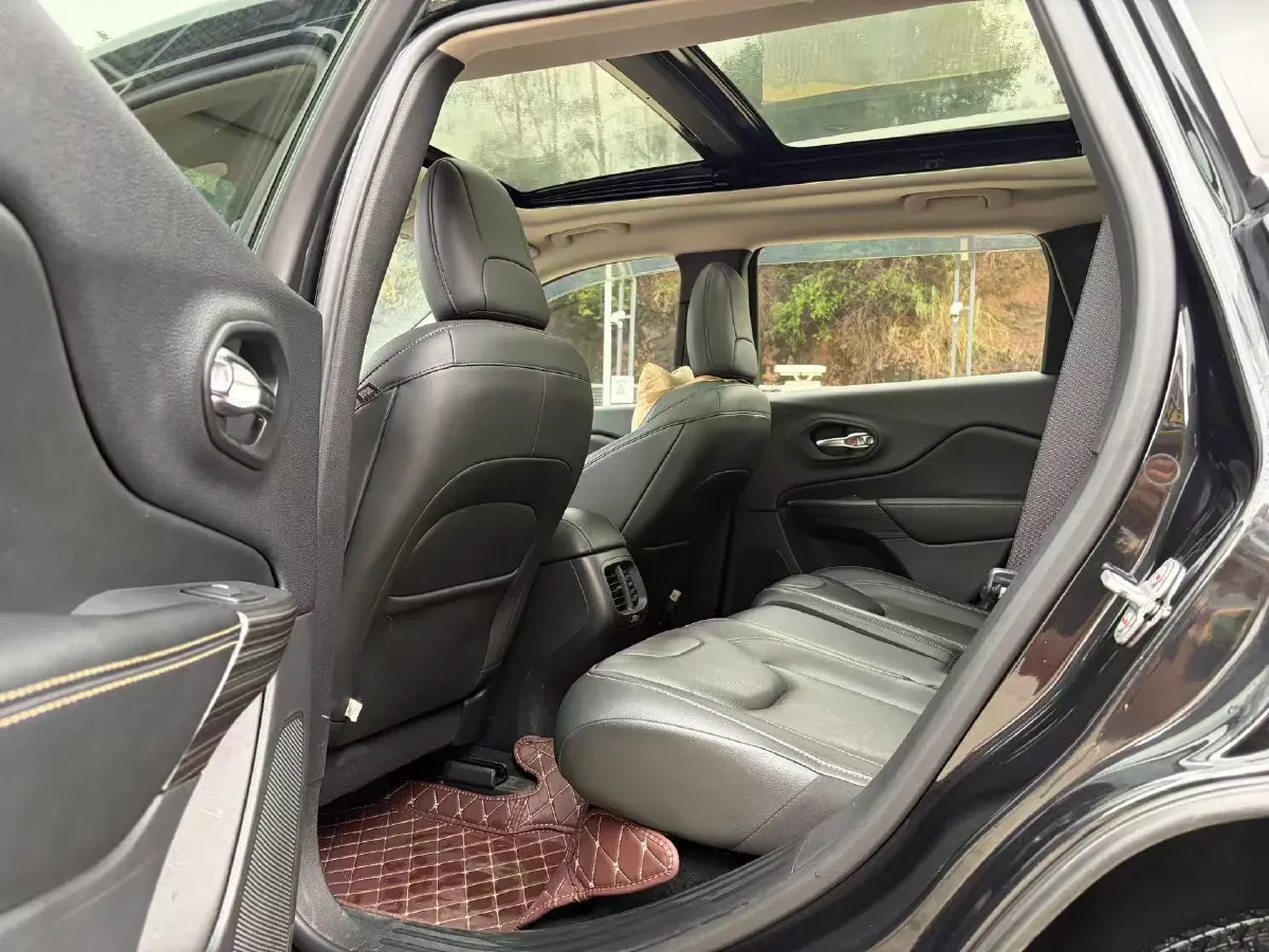 2017 Jeep Cherokee 2.4L 175HP L4 9AT,autocango,china used car exporter,china ev exporter,chinese used car exporter,chinese used ev exporter