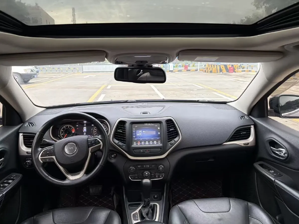 2017 Jeep Cherokee 2.4L 175HP L4 9AT,autocango,china used car exporter,china ev exporter,chinese used car exporter,chinese used ev exporter