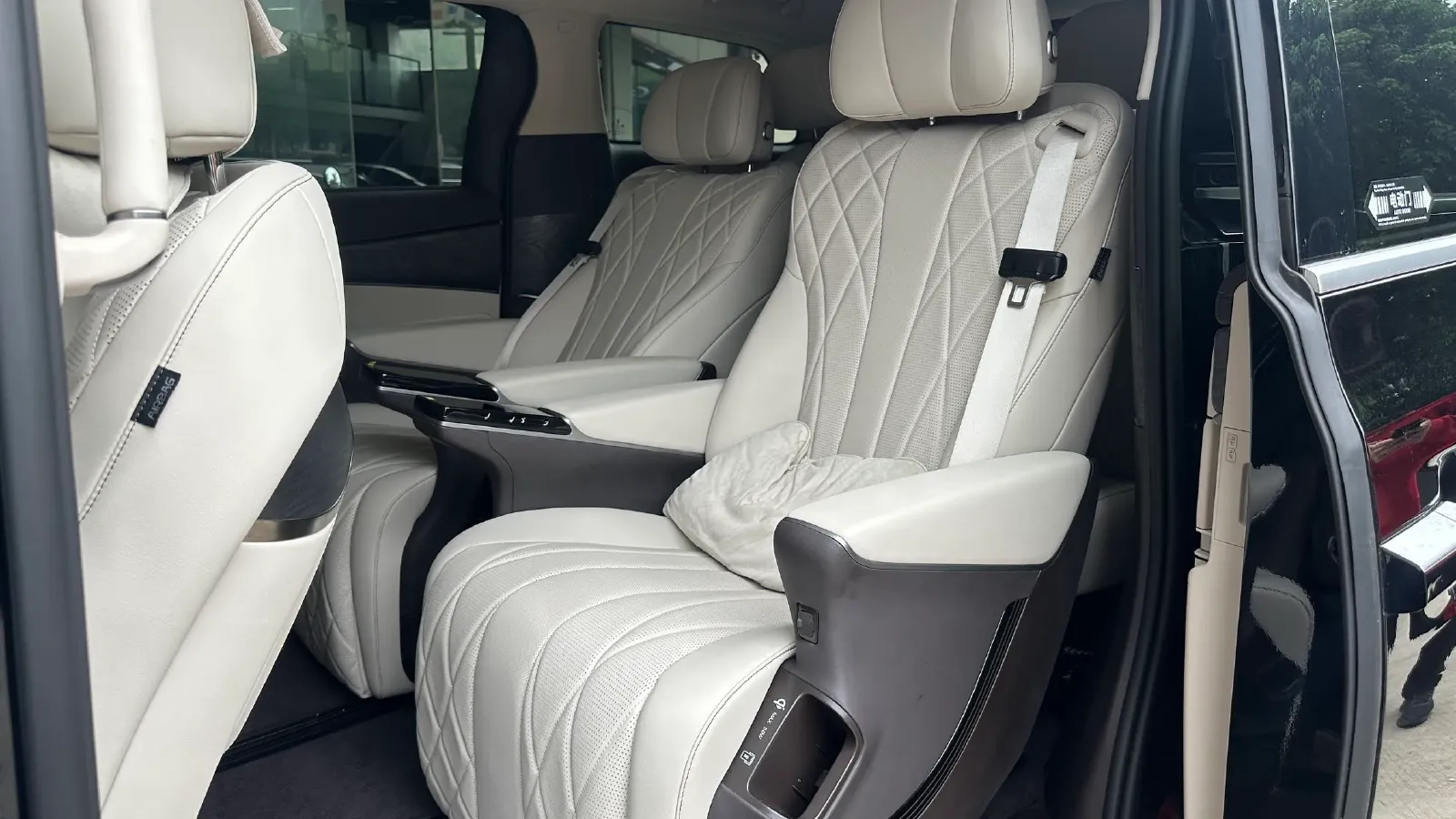 2025 Denza D9 1.5T 156HP L4 E-CVT PHEV 40KWH,autocango,china used car exporter,china ev exporter,chinese used car exporter,chinese used ev exporter