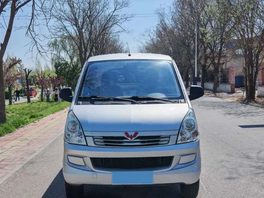 2022 WuLing RongGuang S 1.2L 76HP L4 5MT,autocango,china used car exporter,china ev exporter,chinese used car exporter,chinese used ev exporter