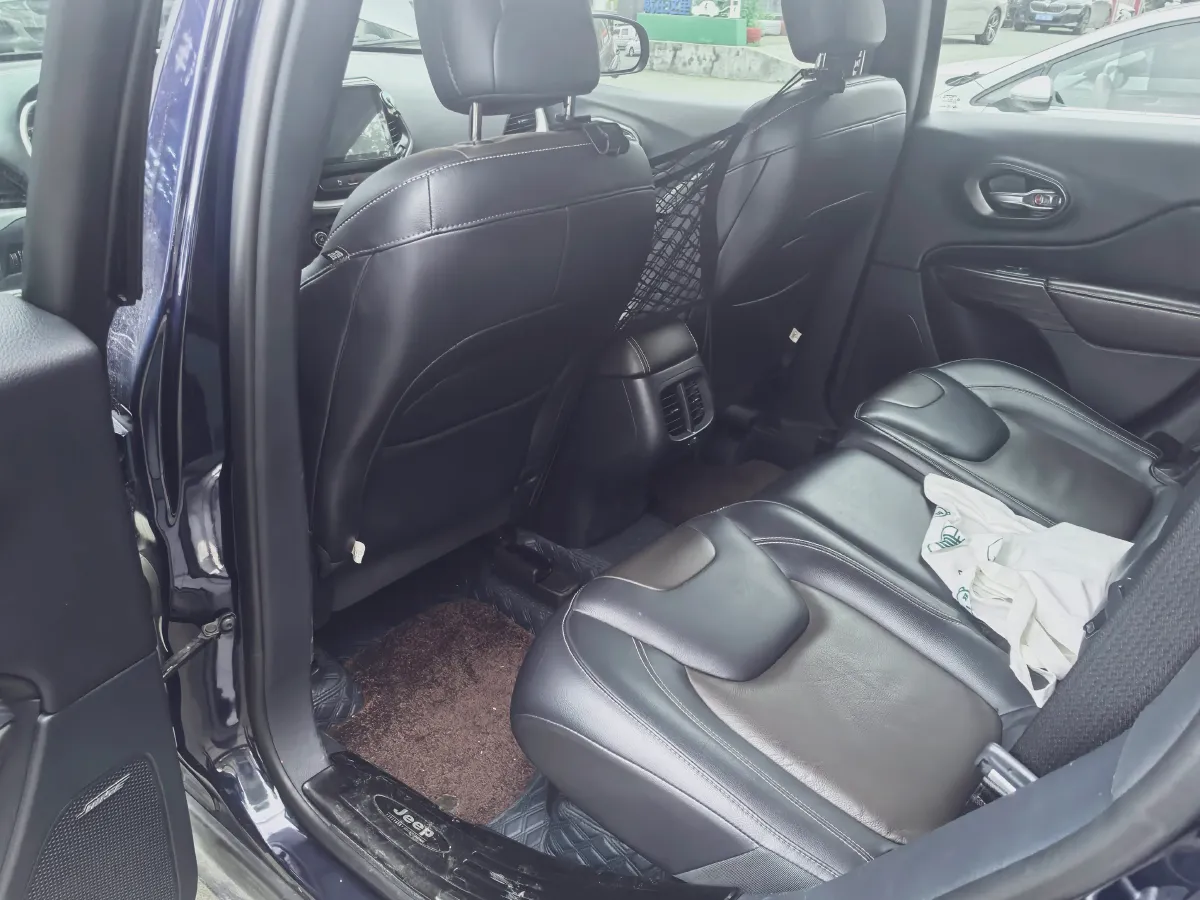 2017 Jeep Cherokee 2.0L 155HP L4 9AT,autocango,china used car exporter,china ev exporter,chinese used car exporter,chinese used ev exporter