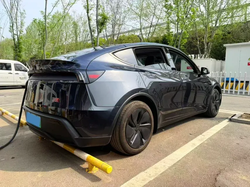 2025 Tesla Model Y BEV 62.5KWH,autocango,china used car exporter,china ev exporter,chinese used car exporter,chinese used ev exporter