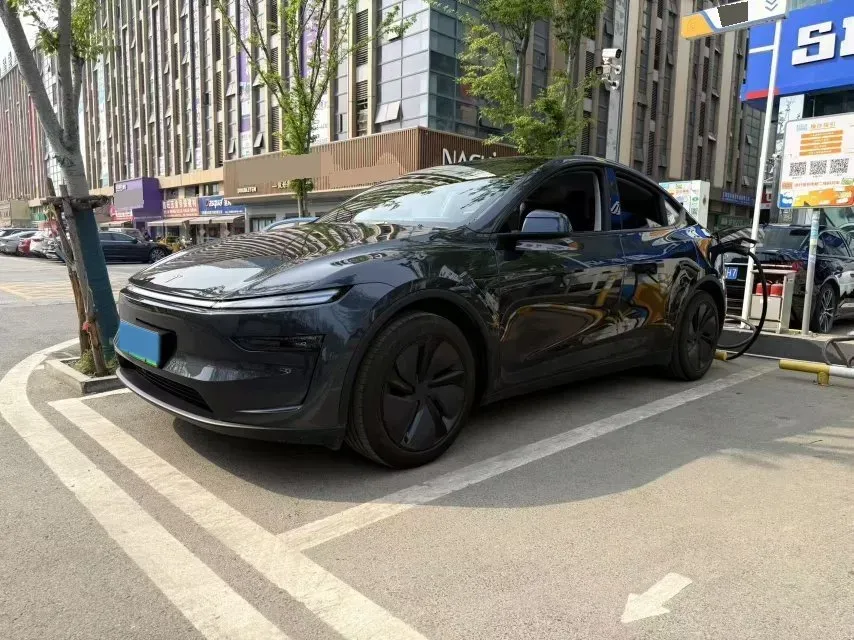 2025 Tesla Model Y BEV 62.5KWH,autocango,china used car exporter,china ev exporter,chinese used car exporter,chinese used ev exporter