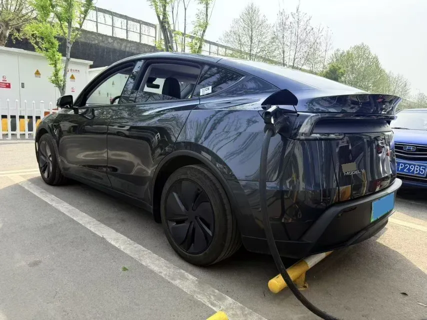 2025 Tesla Model Y BEV 62.5KWH,autocango,china used car exporter,china ev exporter,chinese used car exporter,chinese used ev exporter