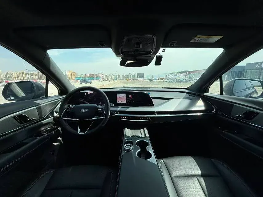 2025 Cadillac XT5 2.0T 237HP L4 9AT,autocango,china used car exporter,china ev exporter,chinese used car exporter,chinese used ev exporter