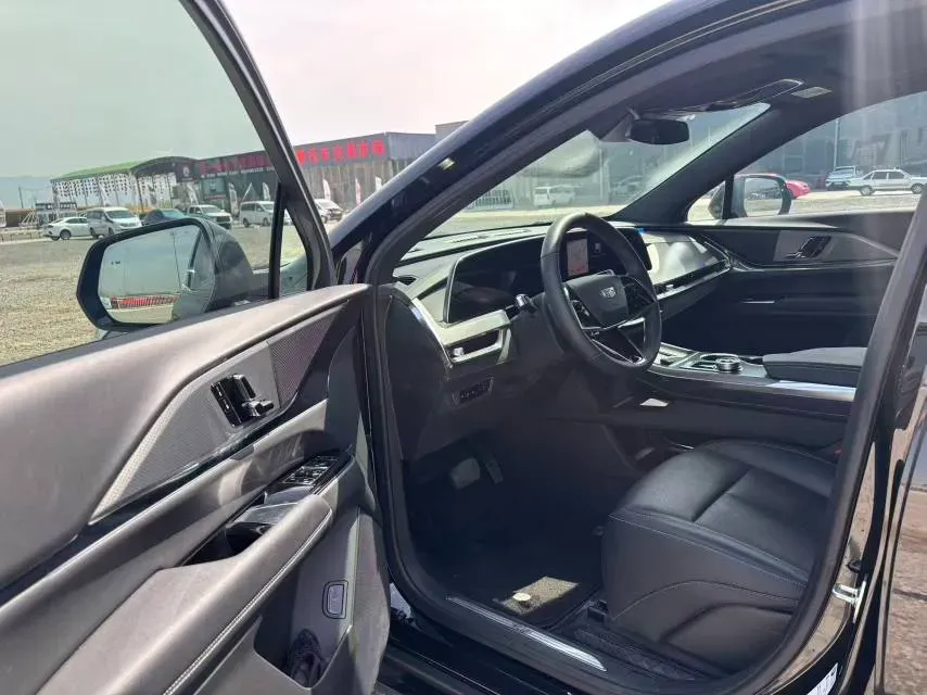 2025 Cadillac XT5 2.0T 237HP L4 9AT,autocango,china used car exporter,china ev exporter,chinese used car exporter,chinese used ev exporter