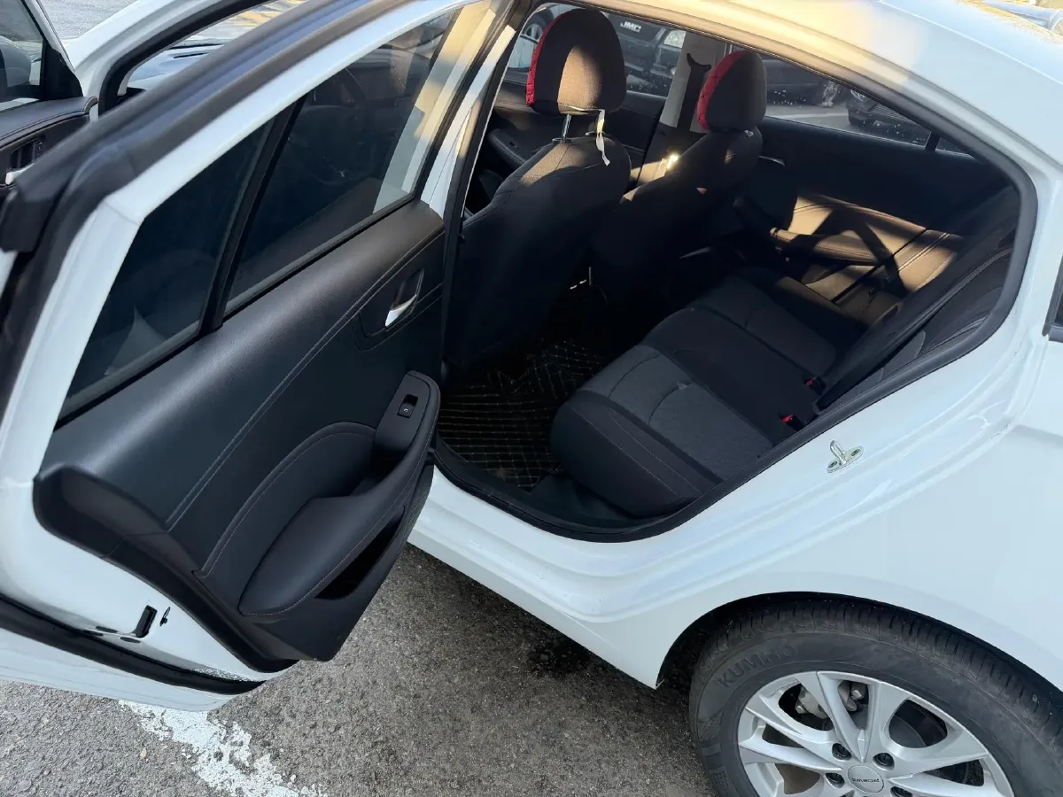 2023 Roewe i5 1.5L 129HP L4 5MT,autocango,china used car exporter,china ev exporter,chinese used car exporter,chinese used ev exporter