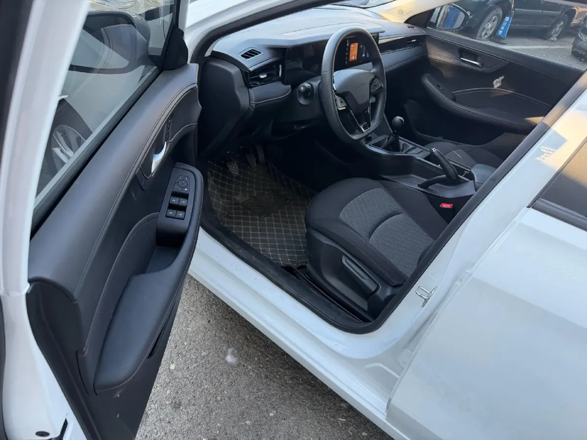 2023 Roewe i5 1.5L 129HP L4 5MT,autocango,china used car exporter,china ev exporter,chinese used car exporter,chinese used ev exporter