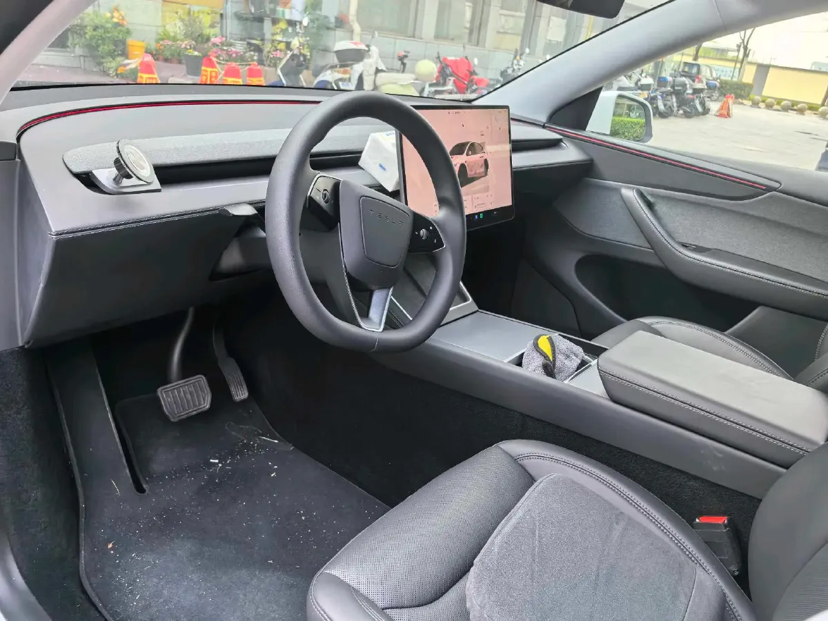 2025 Tesla Model Y BEV 62.5KWH,autocango,china used car exporter,china ev exporter,chinese used car exporter,chinese used ev exporter