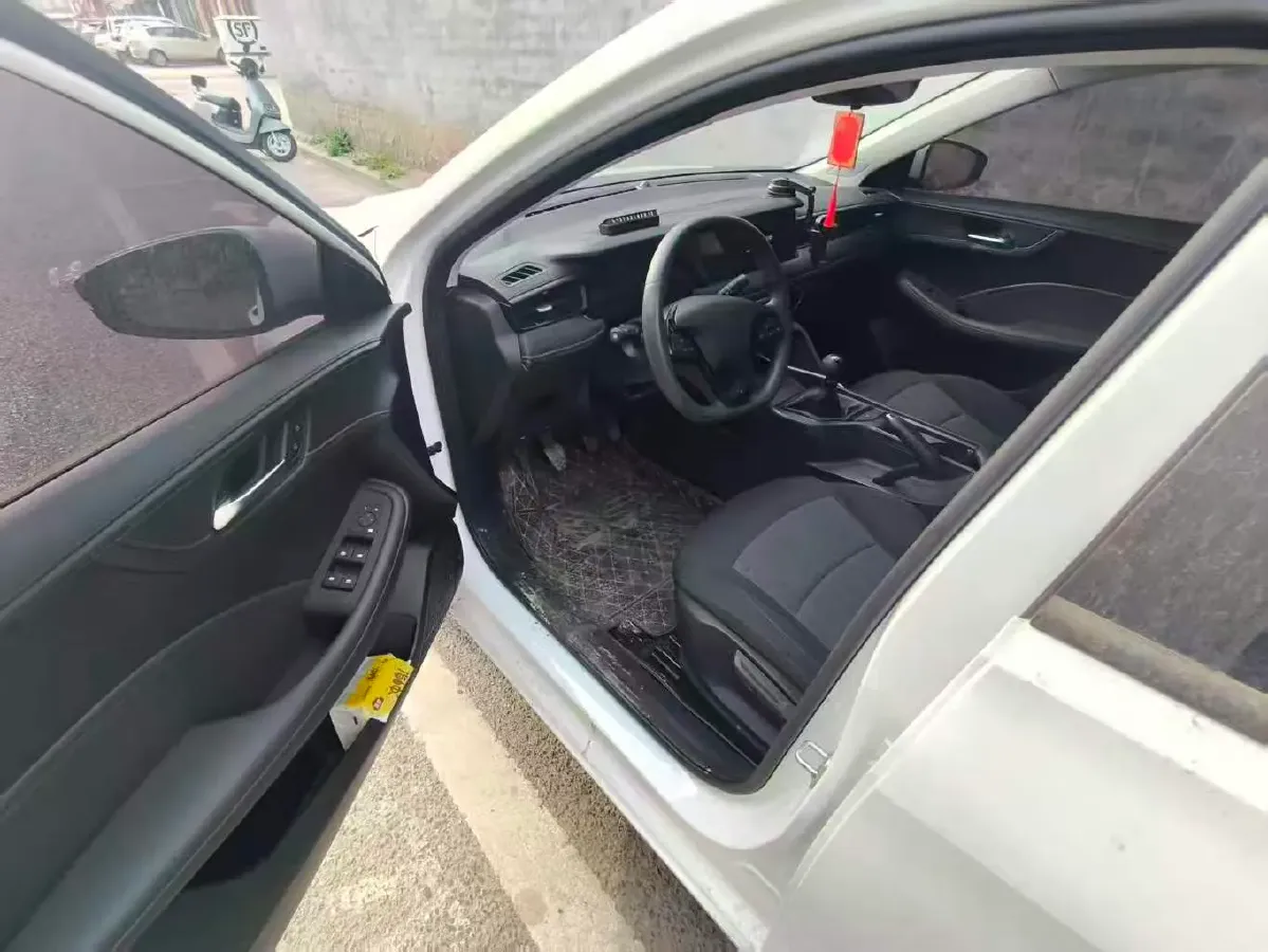 2023 Roewe i5 1.5L 129HP L4 5MT,autocango,china used car exporter,china ev exporter,chinese used car exporter,chinese used ev exporter