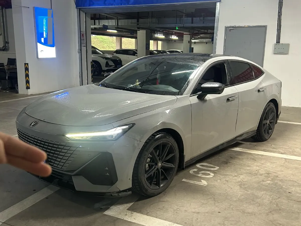 2022 ChangAn UNI-V 1.5T 188HP L4 7DCT,autocango,china used car exporter,china ev exporter,chinese used car exporter,chinese used ev exporter