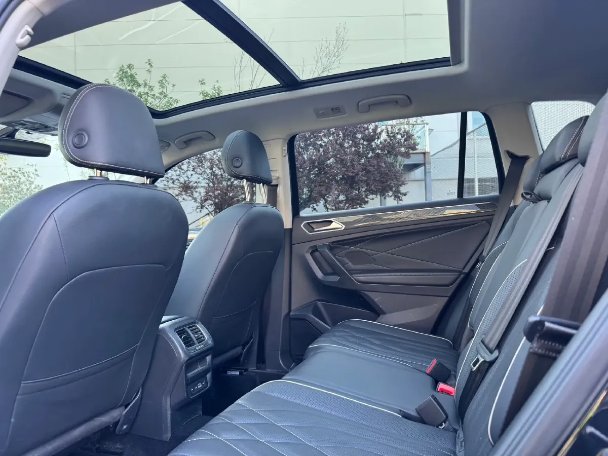 2024 Volkswagen Tiguan L 2.0T 186HP L4 7DCT,autocango,china used car exporter,china ev exporter,chinese used car exporter,chinese used ev exporter