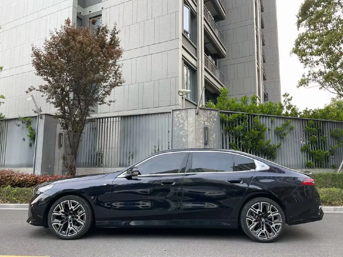 2024 BMW 5 Series 2.0T 258HP L4 8AT,autocango,china used car exporter,china ev exporter,chinese used car exporter,chinese used ev exporter