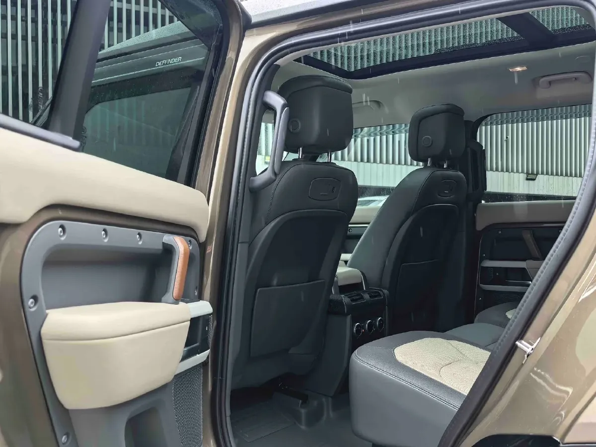 2022 Land Rover Defender 3.0T 400HP L6 8AT,autocango,china used car exporter,china ev exporter,chinese used car exporter,chinese used ev exporter