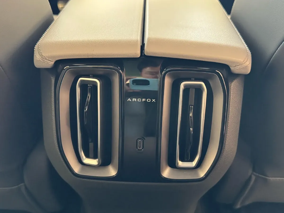 2024 ARCFOX αT5 BEV 79.2KWH,autocango,china used car exporter,china ev exporter,chinese used car exporter,chinese used ev exporter