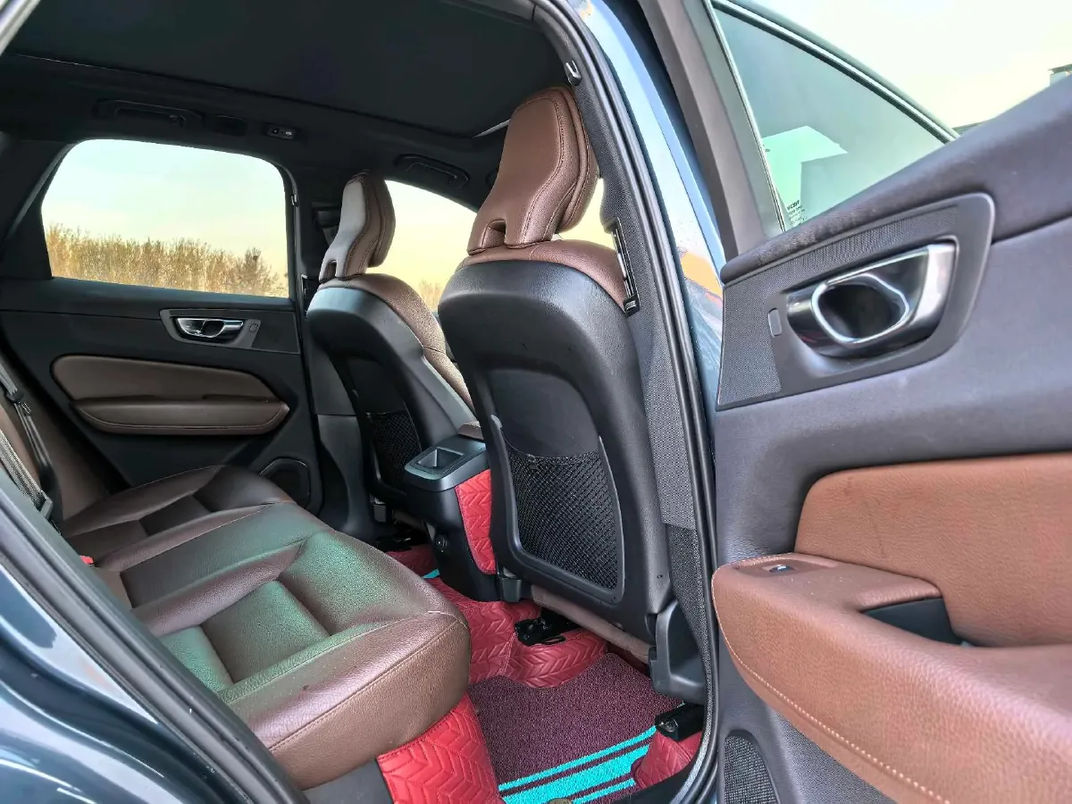 2021 Volvo XC60 2.0T 250HP L4 8AT,autocango,china used car exporter,china ev exporter,chinese used car exporter,chinese used ev exporter