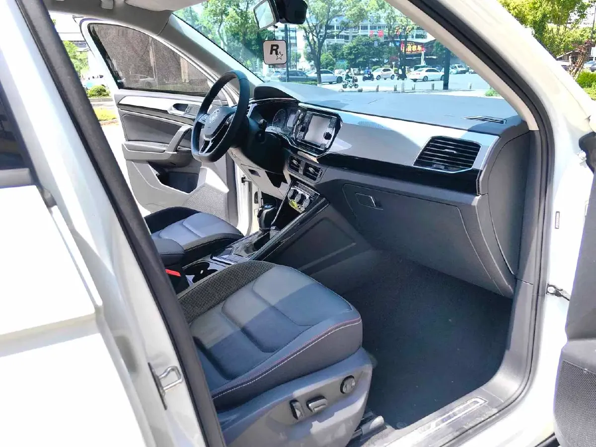 2019 Jeep Cherokee 2.0T 234HP L4 9AT,autocango,china used car exporter,china ev exporter,chinese used car exporter,chinese used ev exporter