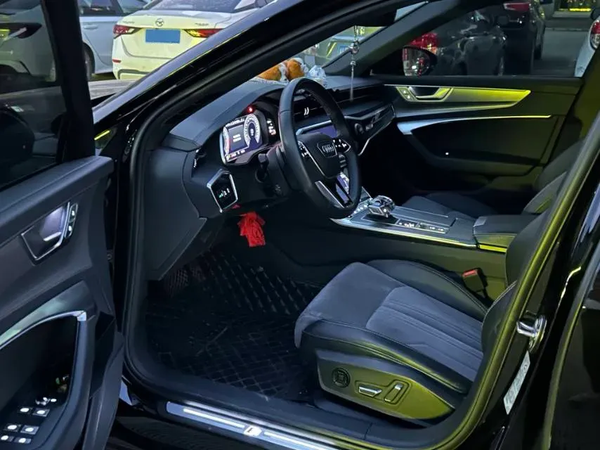 2024 Audi A6L 2.0T 245HP L4 7DCT,autocango,china used car exporter,china ev exporter,chinese used car exporter,chinese used ev exporter