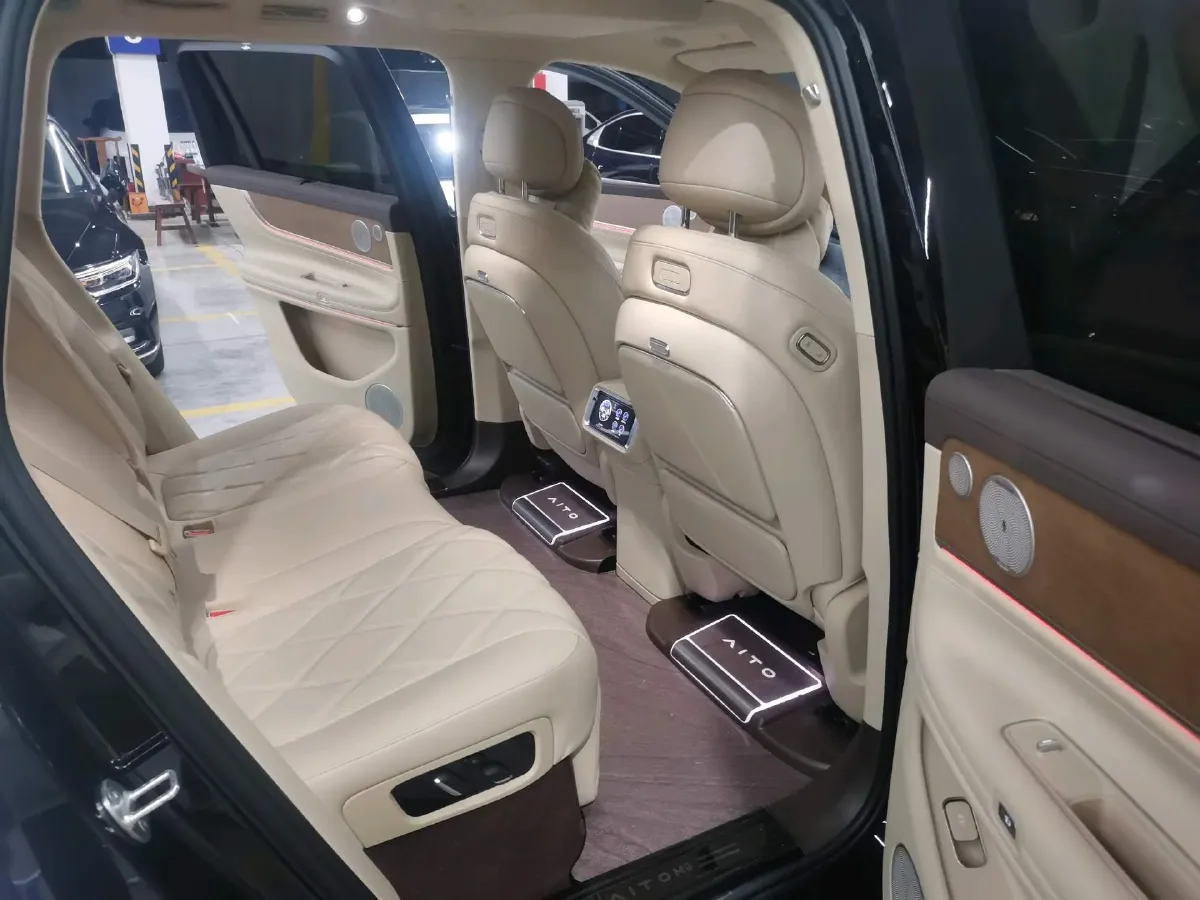 2025 AITO AITO M9 REEV 160HP REEV 52KWH,autocango,china used car exporter,china ev exporter,chinese used car exporter,chinese used ev exporter