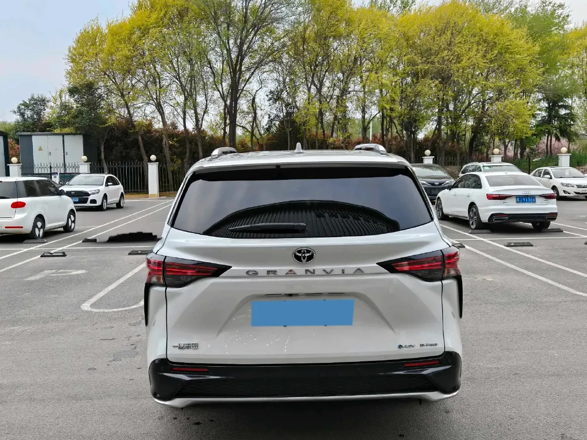 2024 Toyota Granvia 2.5L 189HP L4 E-CVT Hybrid,autocango,china used car exporter,china ev exporter,chinese used car exporter,chinese used ev exporter