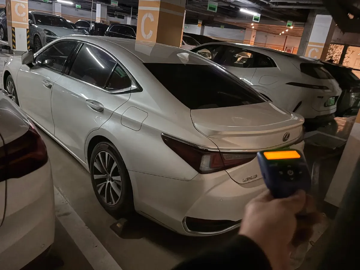 2020 Lexus ES 2.5L 178HP L4 E-CVT Hybrid,autocango,china used car exporter,china ev exporter,chinese used car exporter,chinese used ev exporter