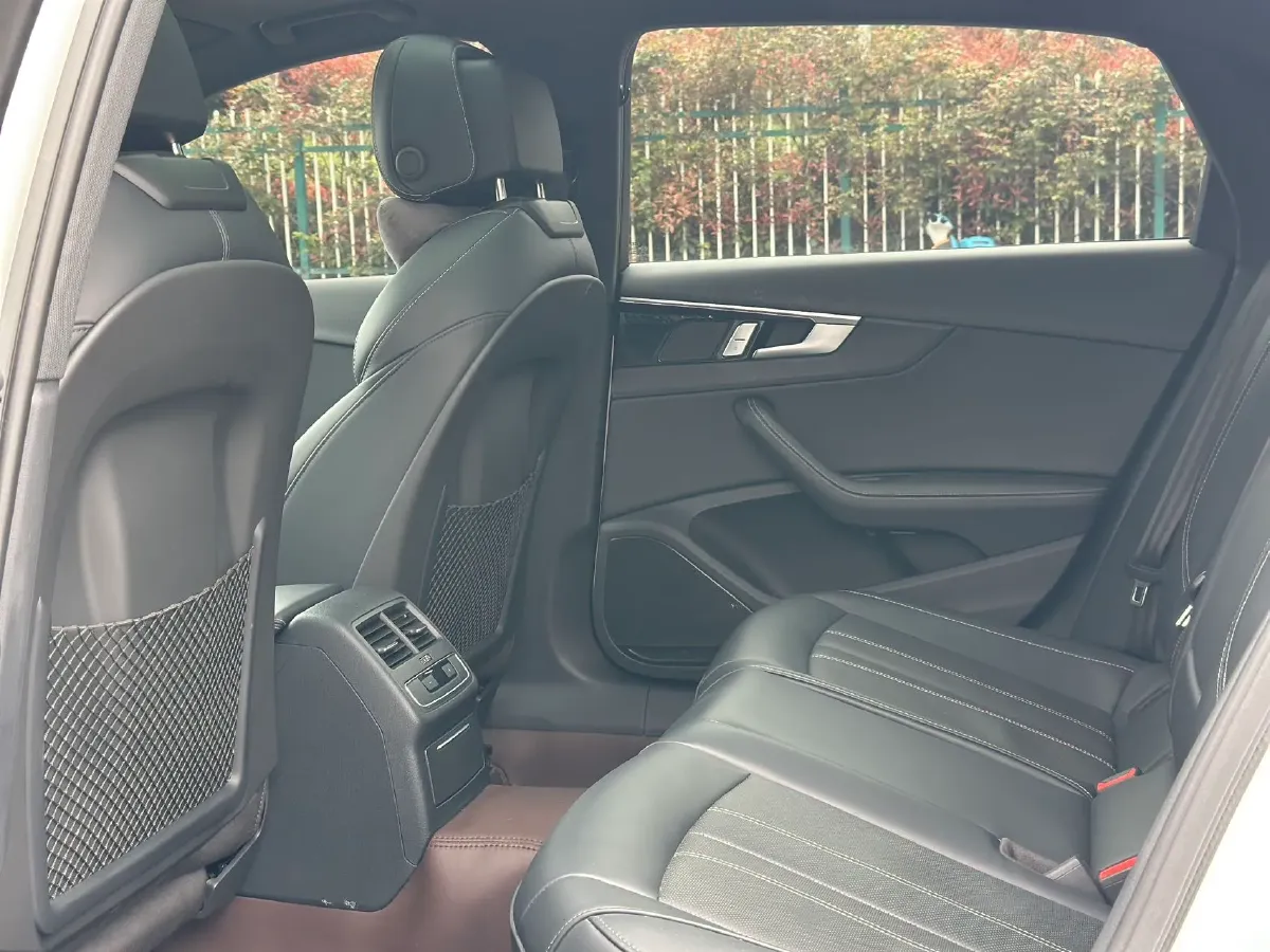 2024 Audi A4L 2.0T 190HP L4 7DCT,autocango,china used car exporter,china ev exporter,chinese used car exporter,chinese used ev exporter