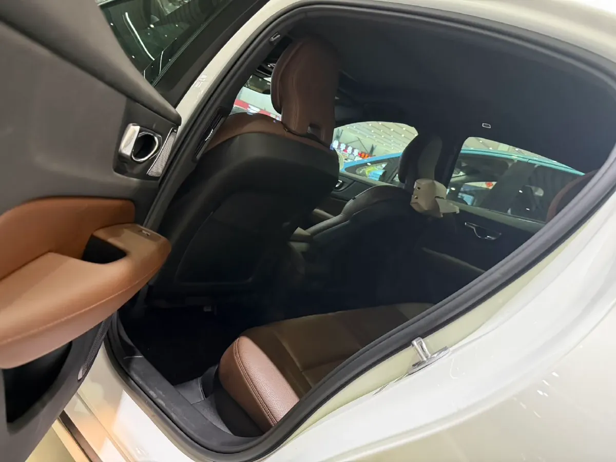 2023 Volvo S60 2.0T 197HP L4 7DCT,autocango,china used car exporter,china ev exporter,chinese used car exporter,chinese used ev exporter