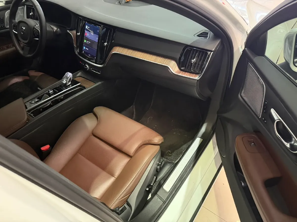 2023 Volvo S60 2.0T 197HP L4 7DCT,autocango,china used car exporter,china ev exporter,chinese used car exporter,chinese used ev exporter