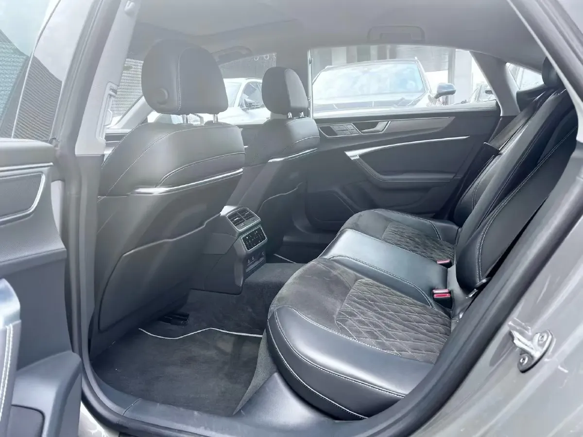 2024 Audi A7L 2.0T 245HP L4 7DCT,autocango,china used car exporter,china ev exporter,chinese used car exporter,chinese used ev exporter