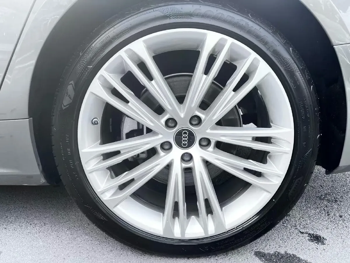 2024 Audi A7L 2.0T 245HP L4 7DCT,autocango,china used car exporter,china ev exporter,chinese used car exporter,chinese used ev exporter