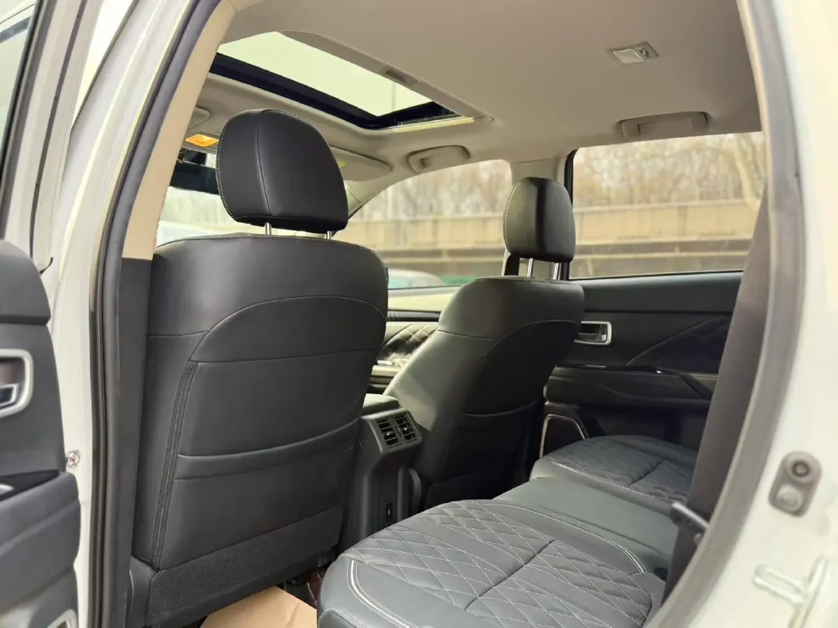 2021 Mitsubishi Outlander 2.0L 166HP L4 CVT,autocango,china used car exporter,china ev exporter,chinese used car exporter,chinese used ev exporter