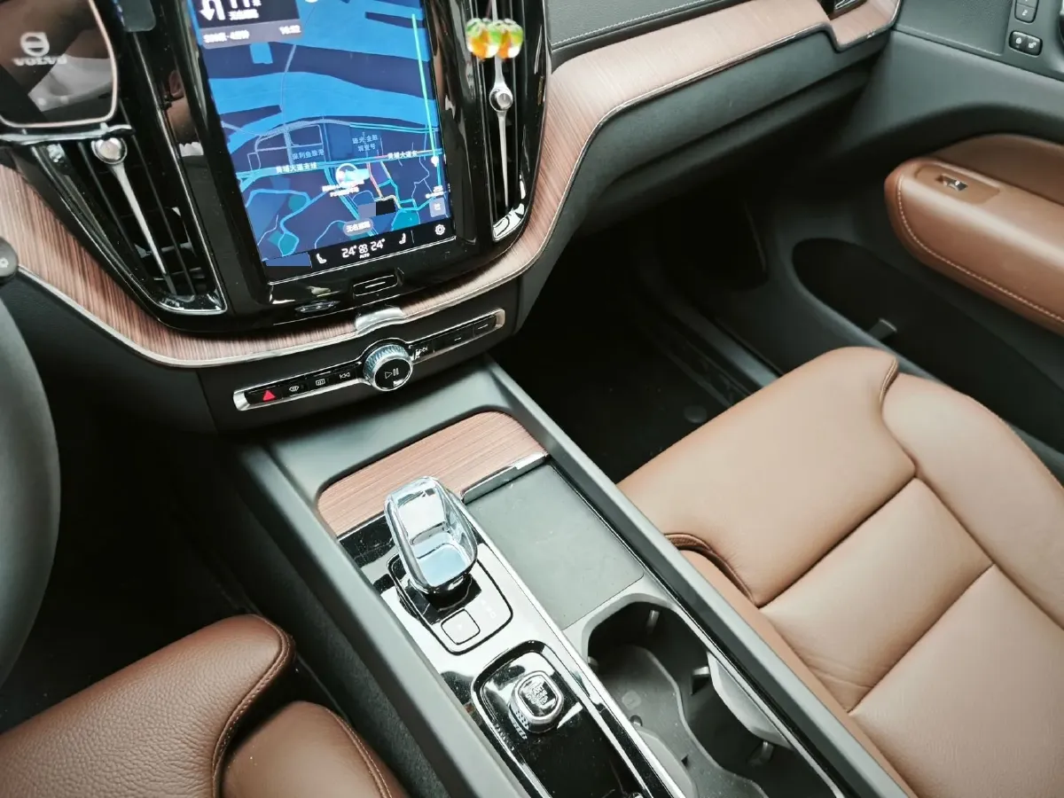 2024 Volvo XC60 2.0T 250HP L4 8AT,autocango,china used car exporter,china ev exporter,chinese used car exporter,chinese used ev exporter