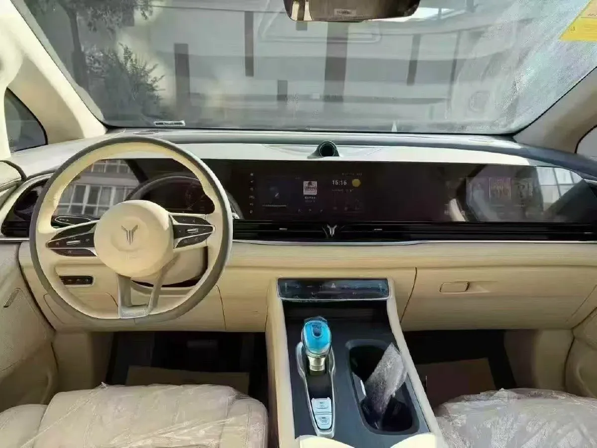 2025 Voyah Dream 1.5T 150HP L4 PHEV 41.7KWH,autocango,china used car exporter,china ev exporter,chinese used car exporter,chinese used ev exporter