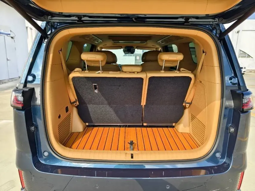 2025 Voyah Dream 1.5T 150HP L4 PHEV 41.7KWH,autocango,china used car exporter,china ev exporter,chinese used car exporter,chinese used ev exporter