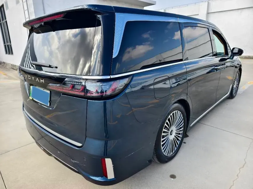 2025 Voyah Dream 1.5T 150HP L4 PHEV 41.7KWH,autocango,china used car exporter,china ev exporter,chinese used car exporter,chinese used ev exporter