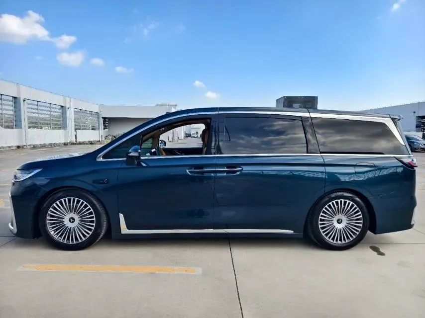 2025 Voyah Dream 1.5T 150HP L4 PHEV 41.7KWH,autocango,china used car exporter,china ev exporter,chinese used car exporter,chinese used ev exporter