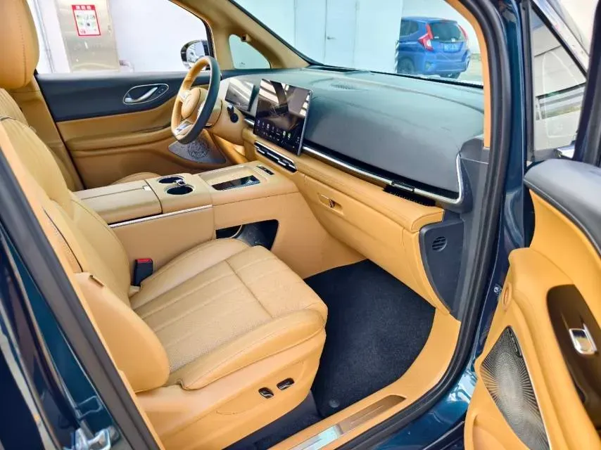 2025 Voyah Dream 1.5T 150HP L4 PHEV 41.7KWH,autocango,china used car exporter,china ev exporter,chinese used car exporter,chinese used ev exporter