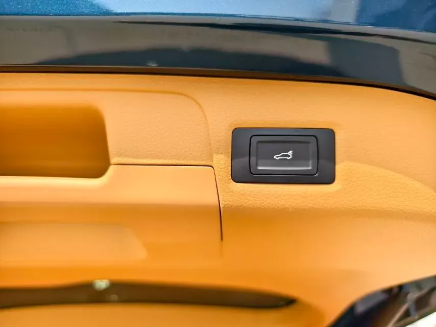 2025 Voyah Dream 1.5T 150HP L4 PHEV 41.7KWH,autocango,china used car exporter,china ev exporter,chinese used car exporter,chinese used ev exporter