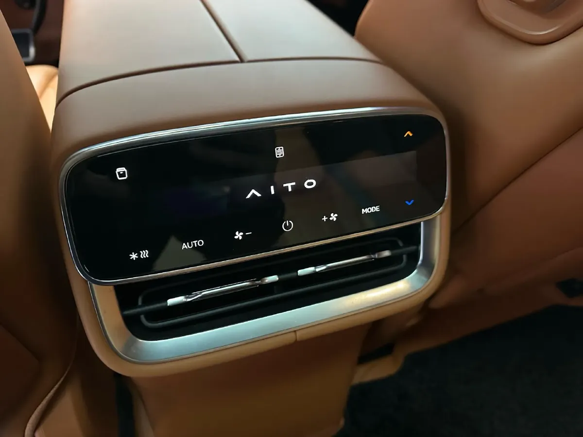 2025 AITO AITO M8 REEV 160HP REEV 53.4KWH,autocango,china used car exporter,china ev exporter,chinese used car exporter,chinese used ev exporter